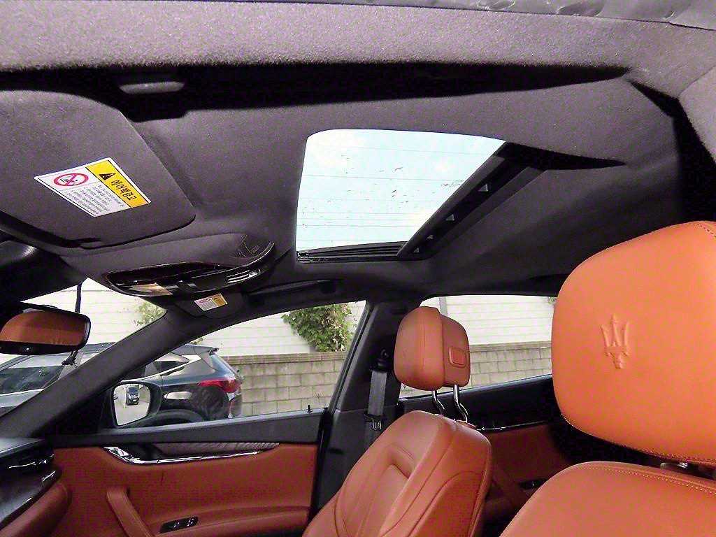 Maserati Quattroporte — photo 18