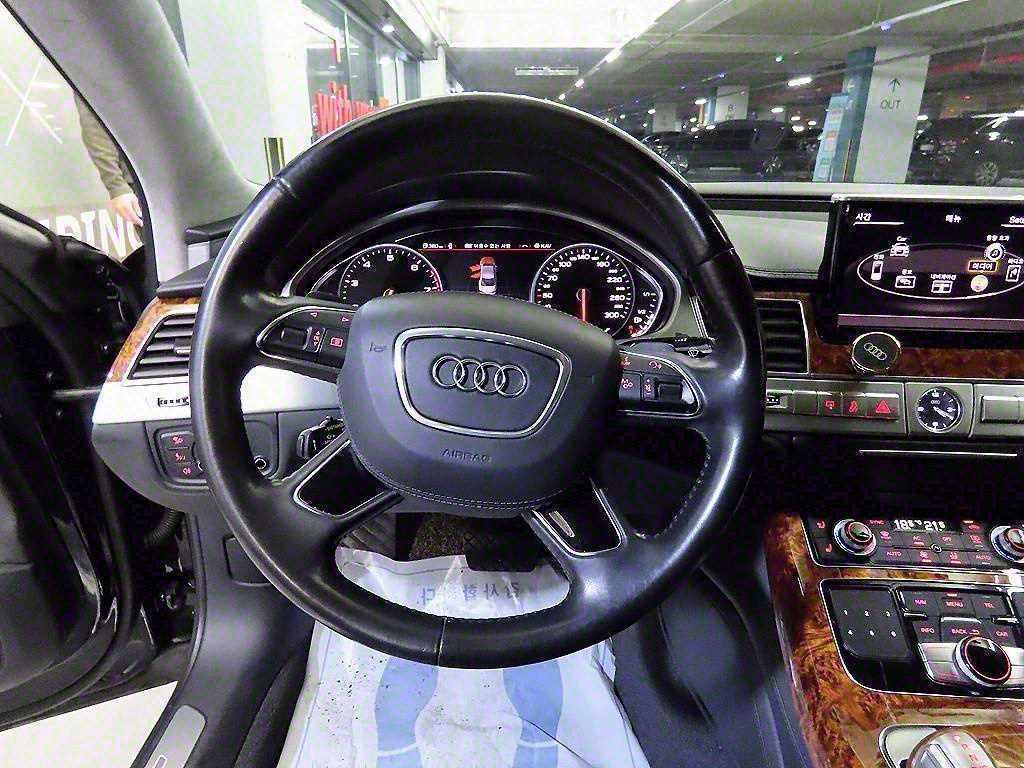 Audi A8 — photo 08