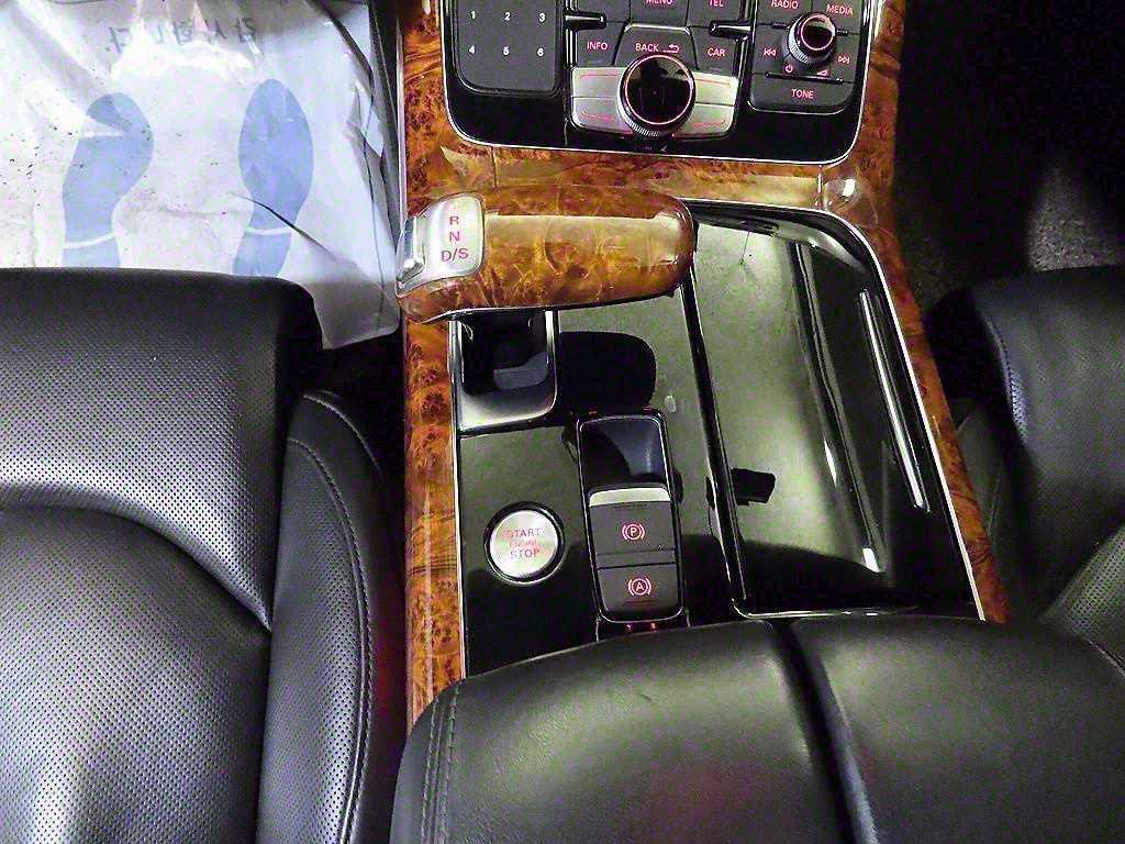 Audi A8 — photo 12