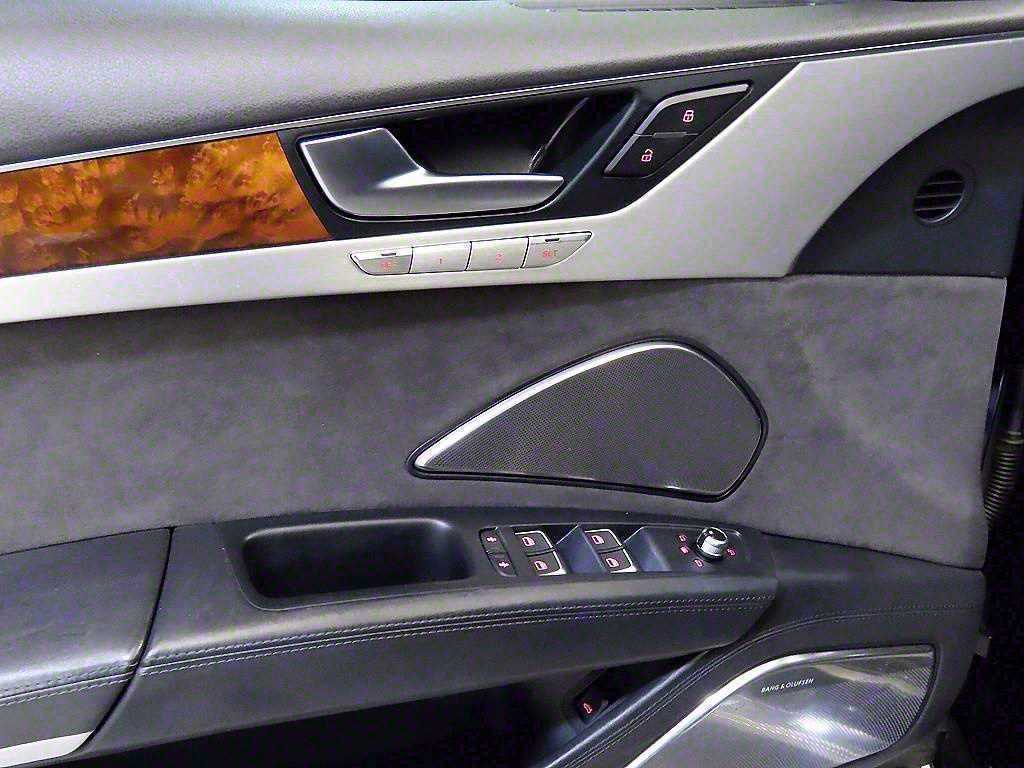 Audi A8 — photo 13