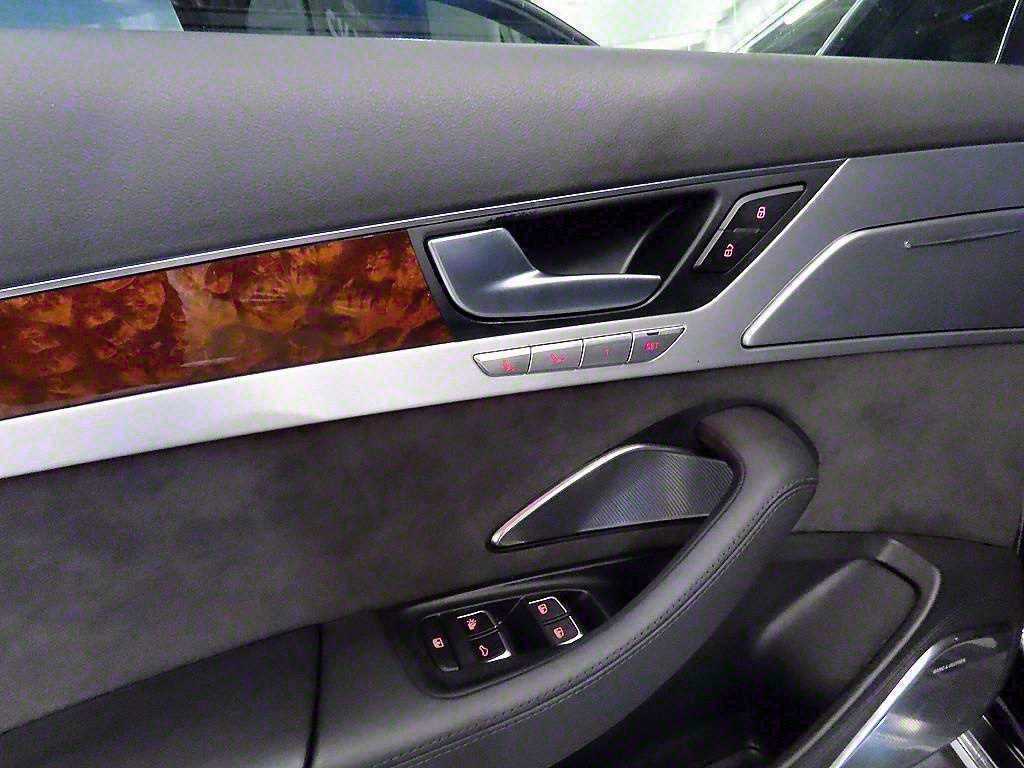 Audi A8 — photo 14