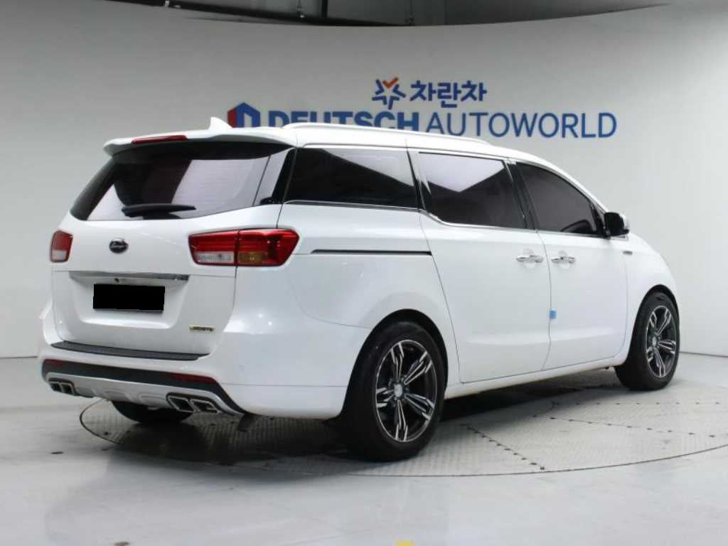 Kia Carnival — photo 02