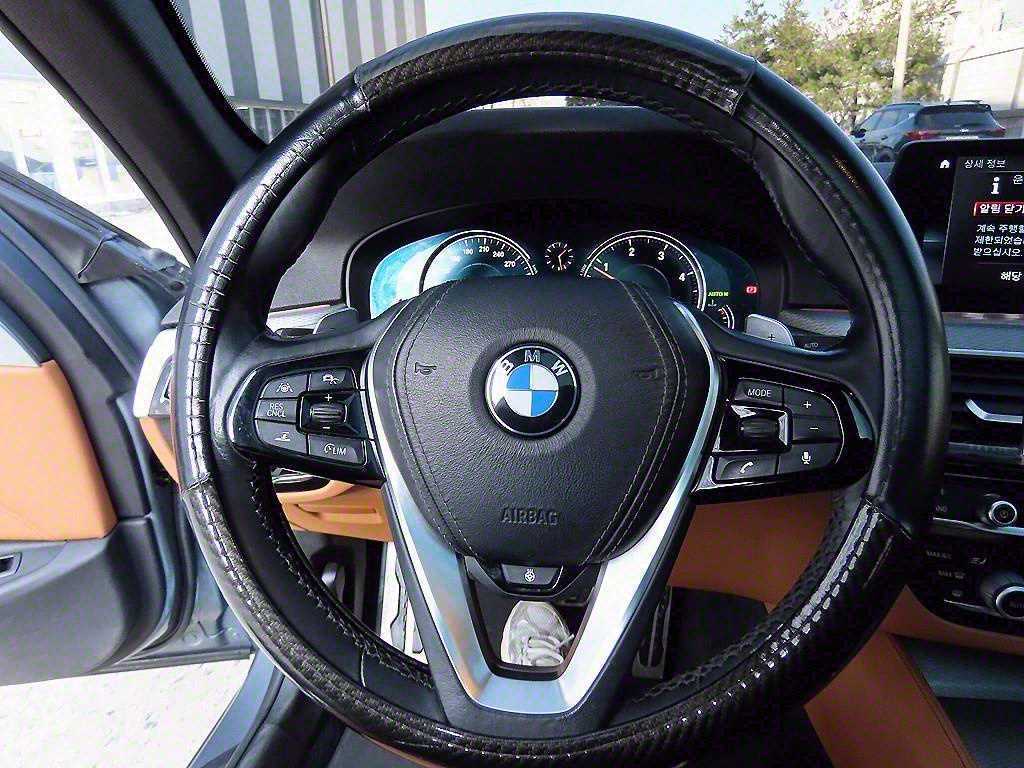 BMW 5-Series — photo 09