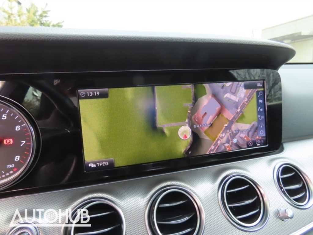 Mercedes-Benz E-Class — photo 10