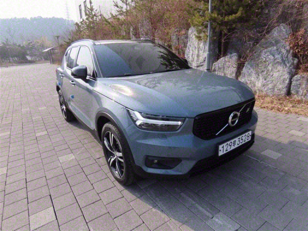 Volvo XC40 — photo 02
