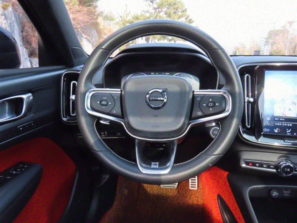 Volvo XC40 — photo 16