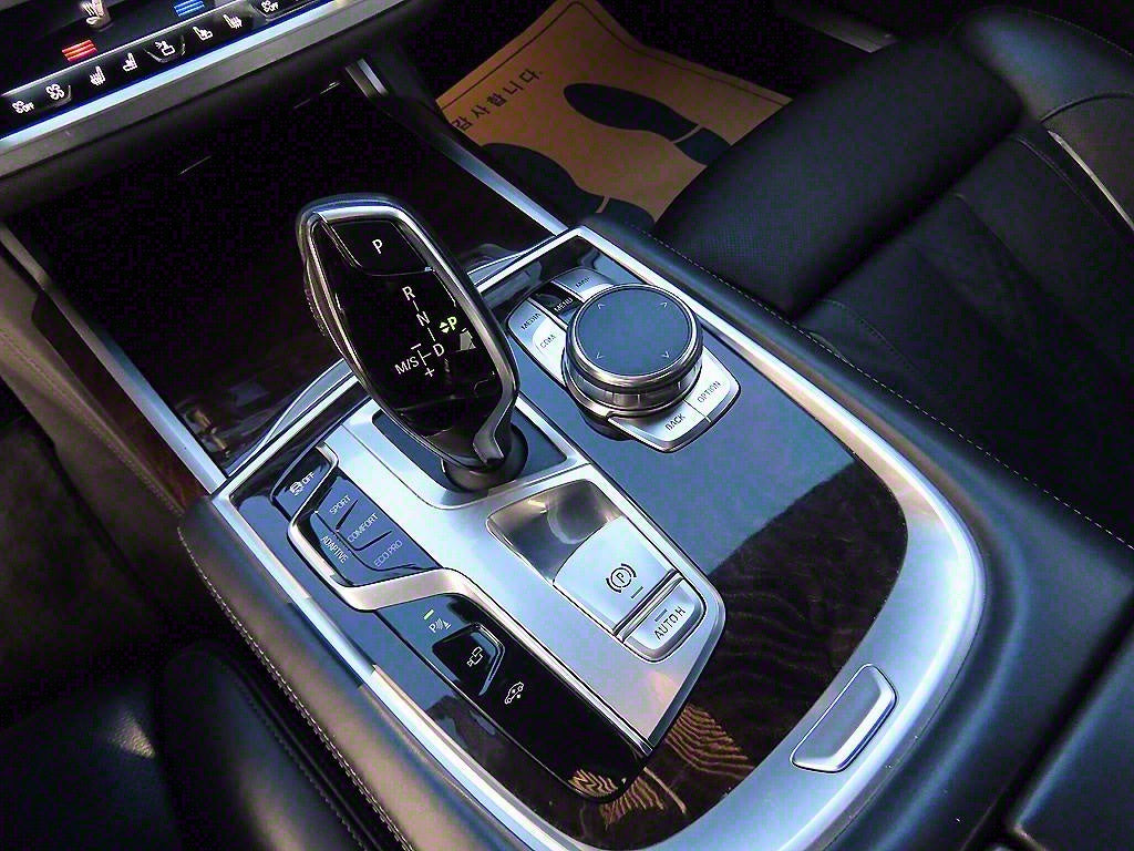 BMW 7-Series — photo 10