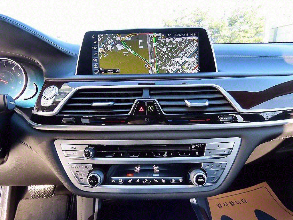 BMW 7-Series — photo 11