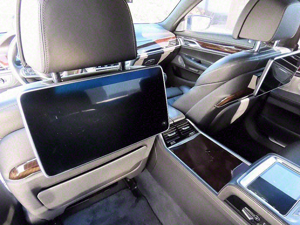 BMW 7-Series — photo 14