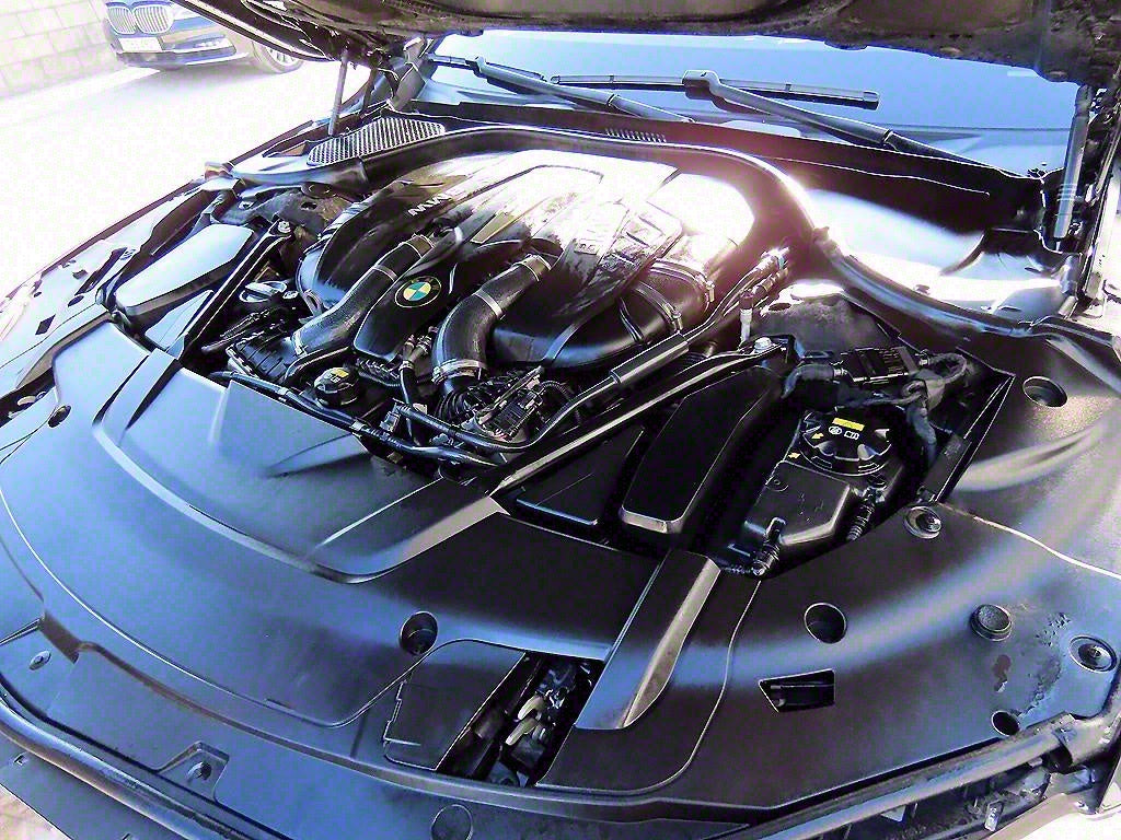 BMW 7-Series — photo 18