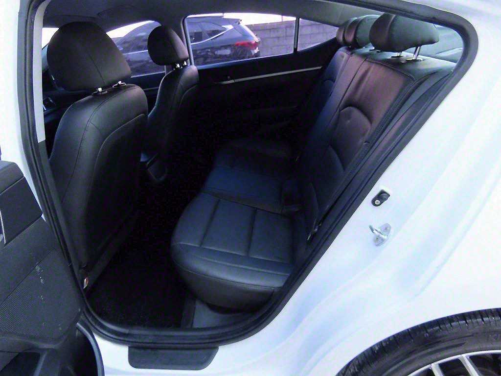 Hyundai Avante — photo 06