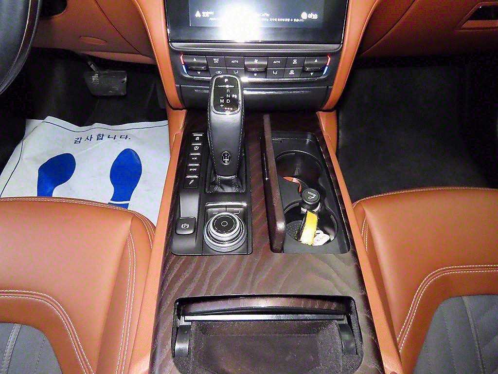 Maserati Quattroporte — photo 12