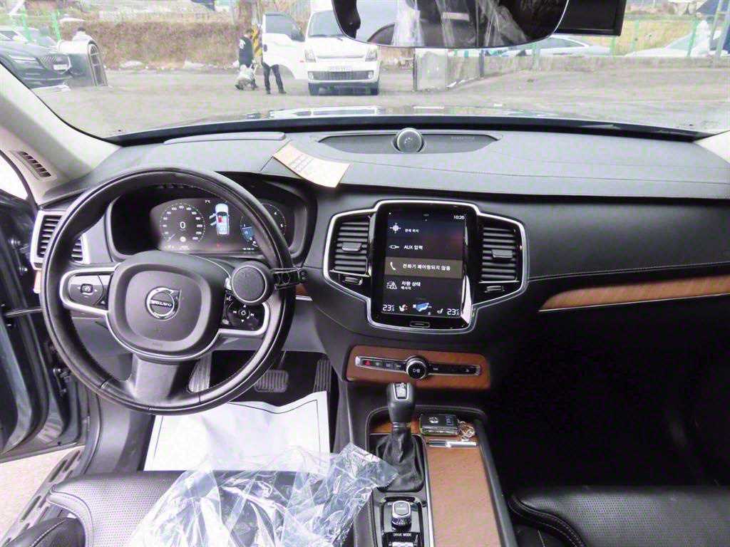 Volvo XC90 — photo 08