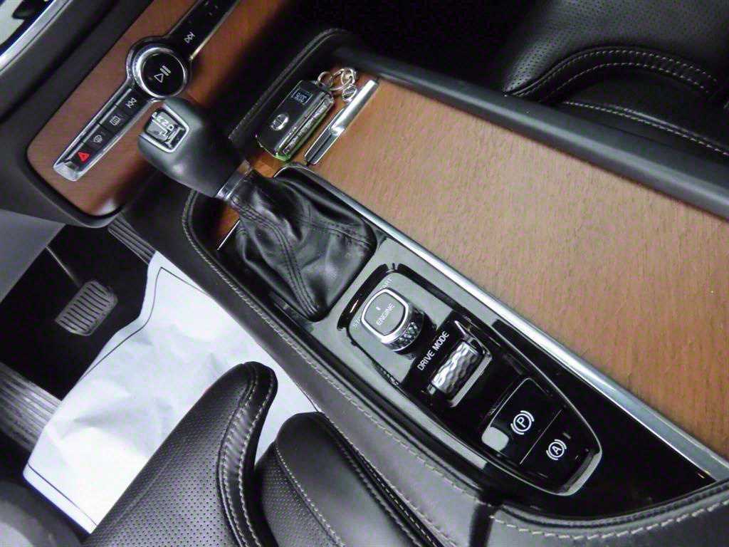 Volvo XC90 — photo 11