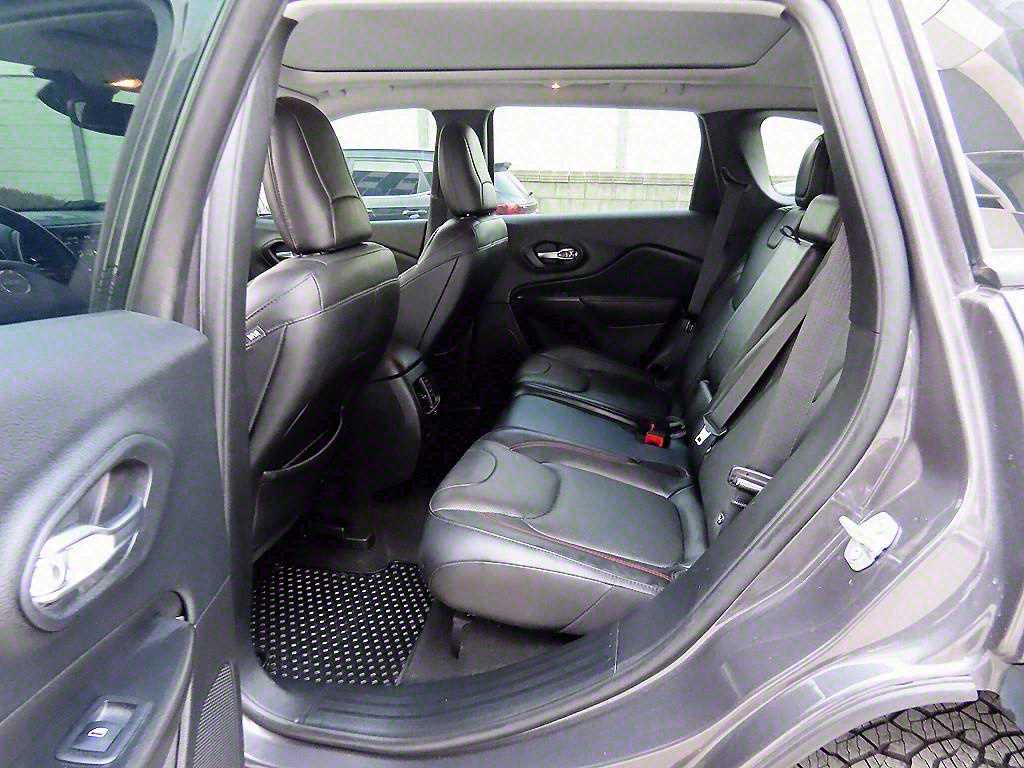 Jeep Cherokee — photo 06