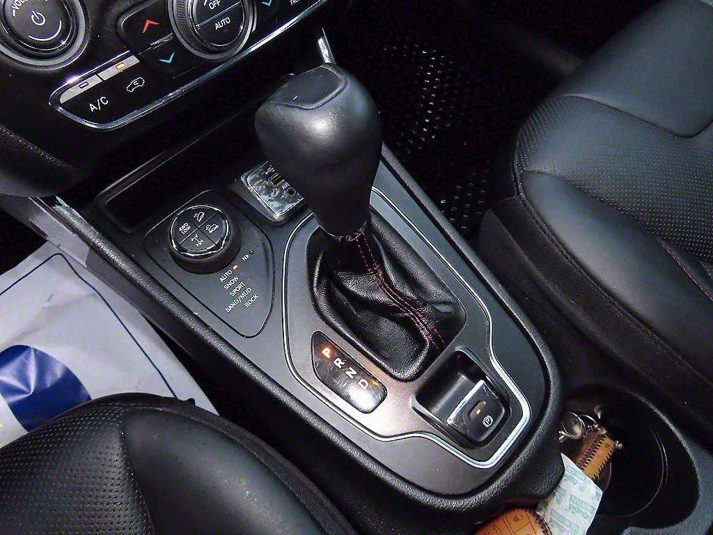 Jeep Cherokee — photo 10