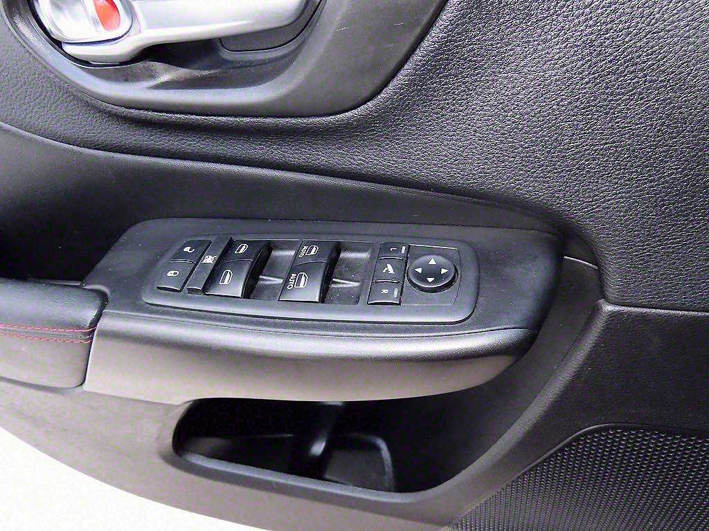 Jeep Cherokee — photo 11