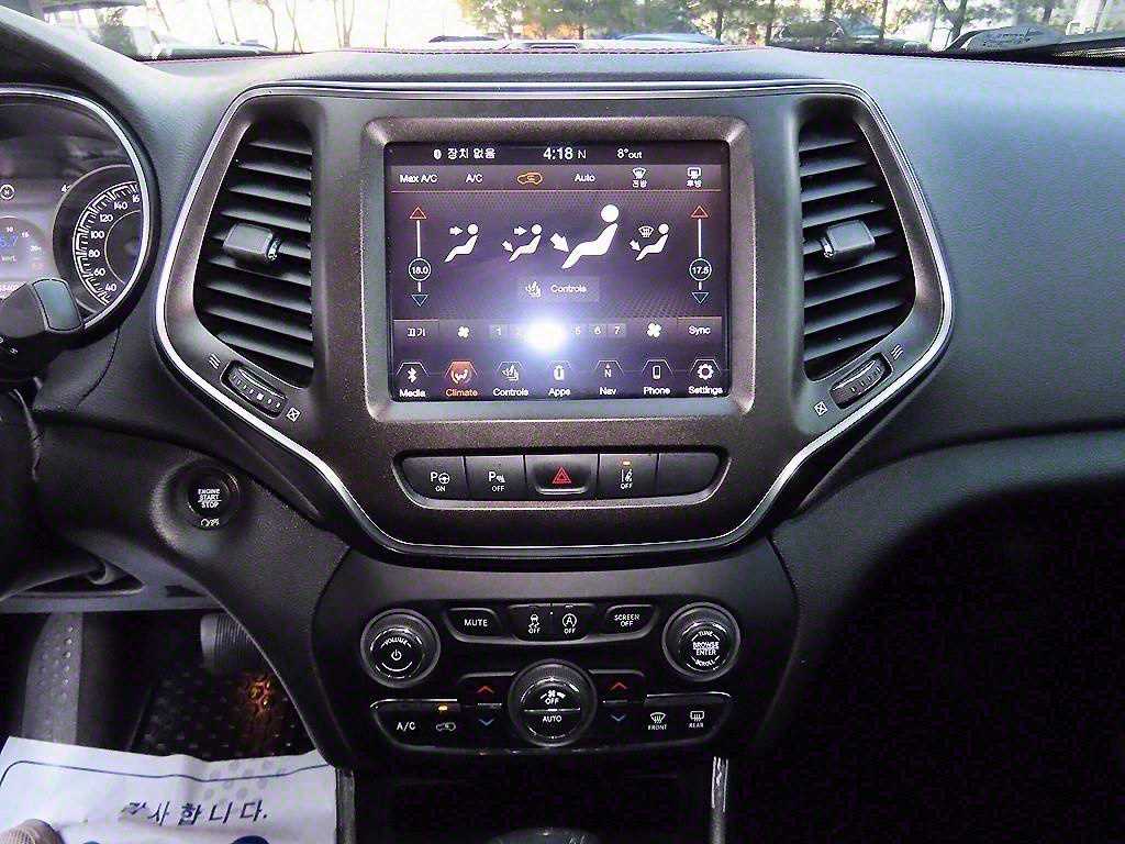 Jeep Cherokee — photo 12
