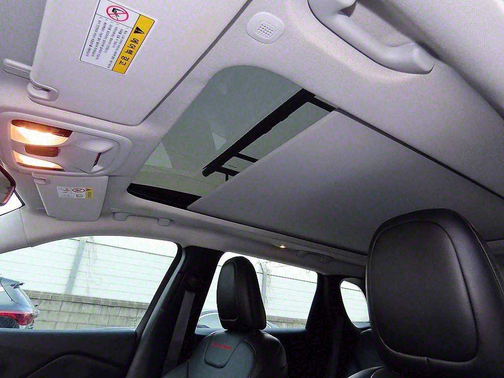 Jeep Cherokee — photo 17