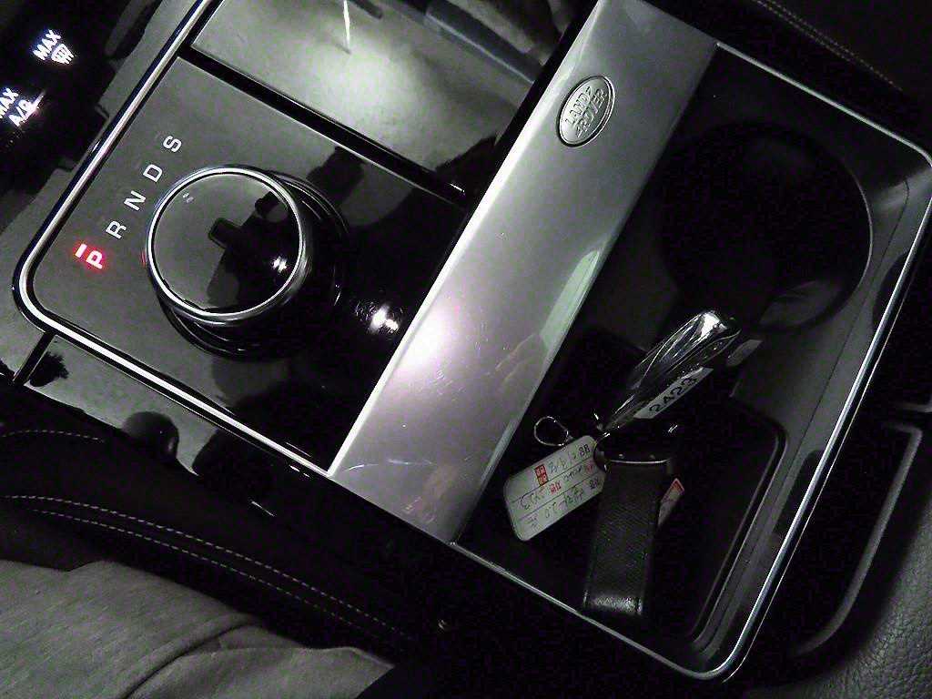 Land Rover Range Rover Velar — photo 12