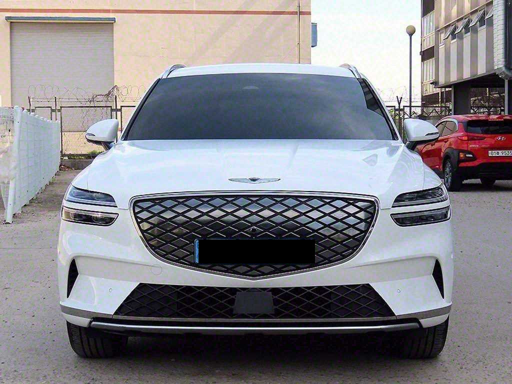 Genesis GV70 — photo 01