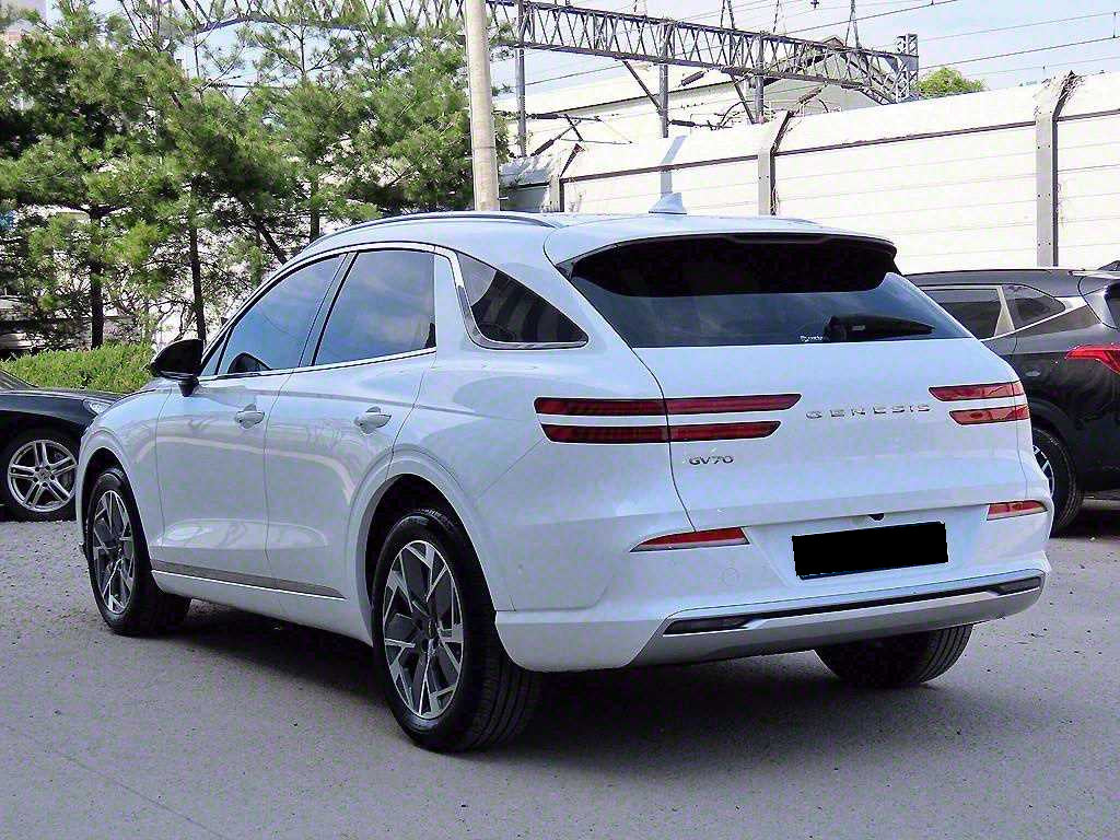 Genesis GV70 — photo 03