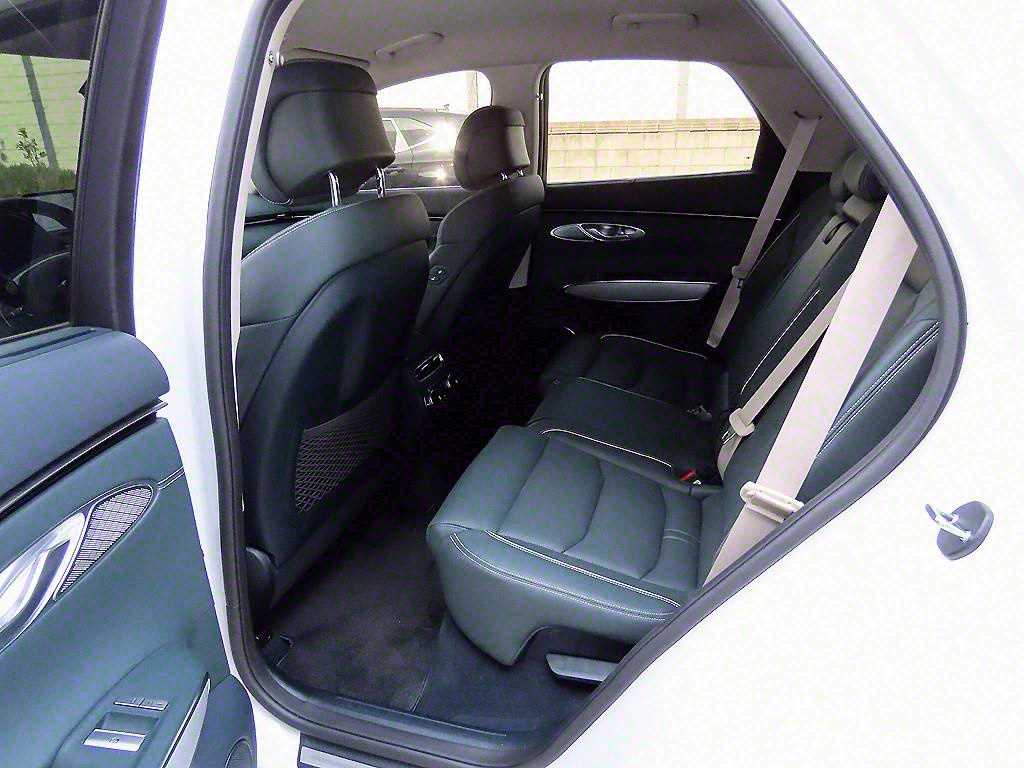 Genesis GV70 — photo 06