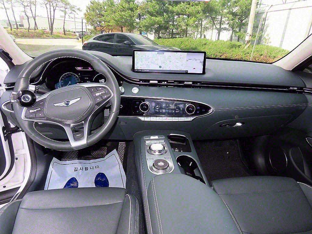 Genesis GV70 — photo 07