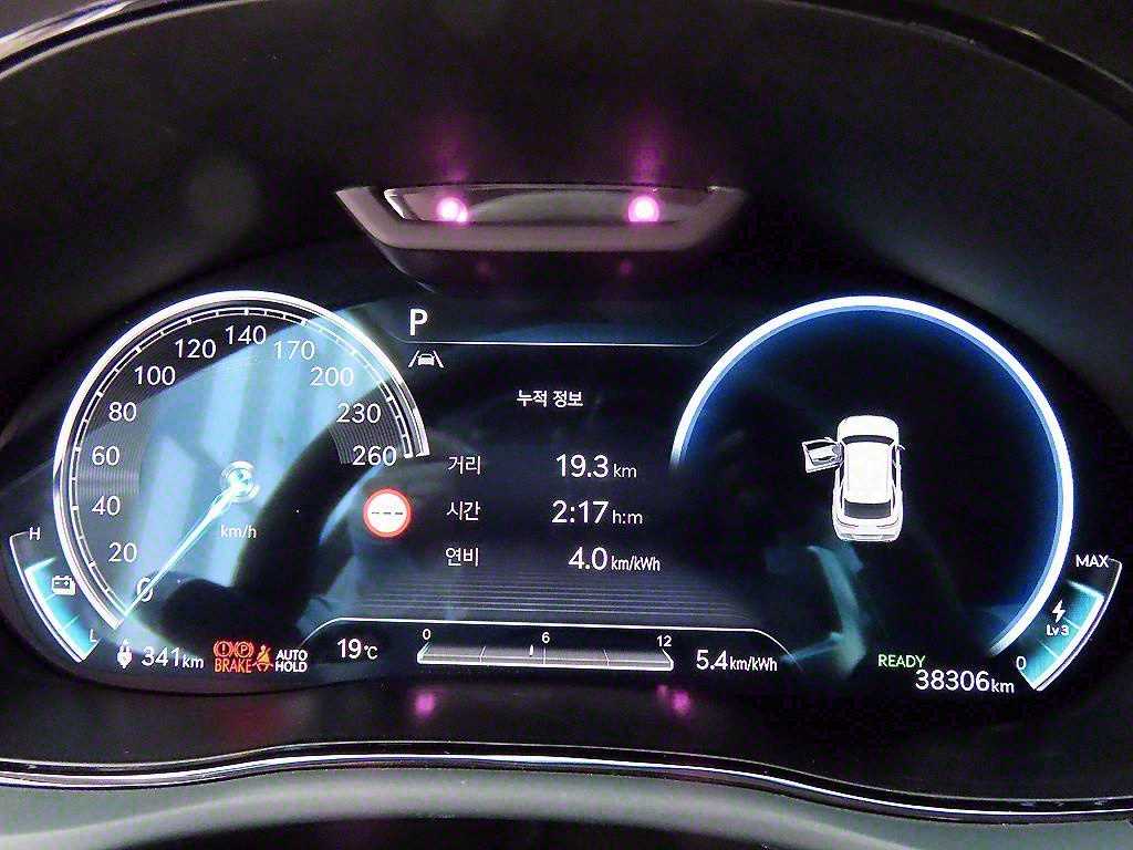 Genesis GV70 — photo 09