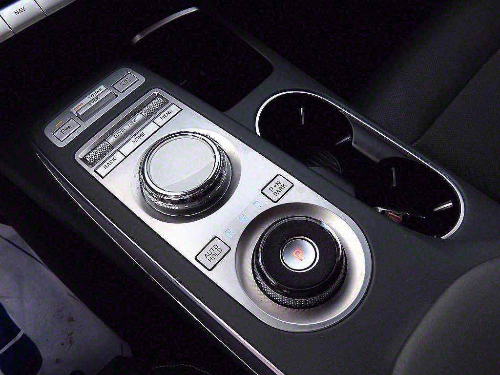 Genesis GV70 — photo 11