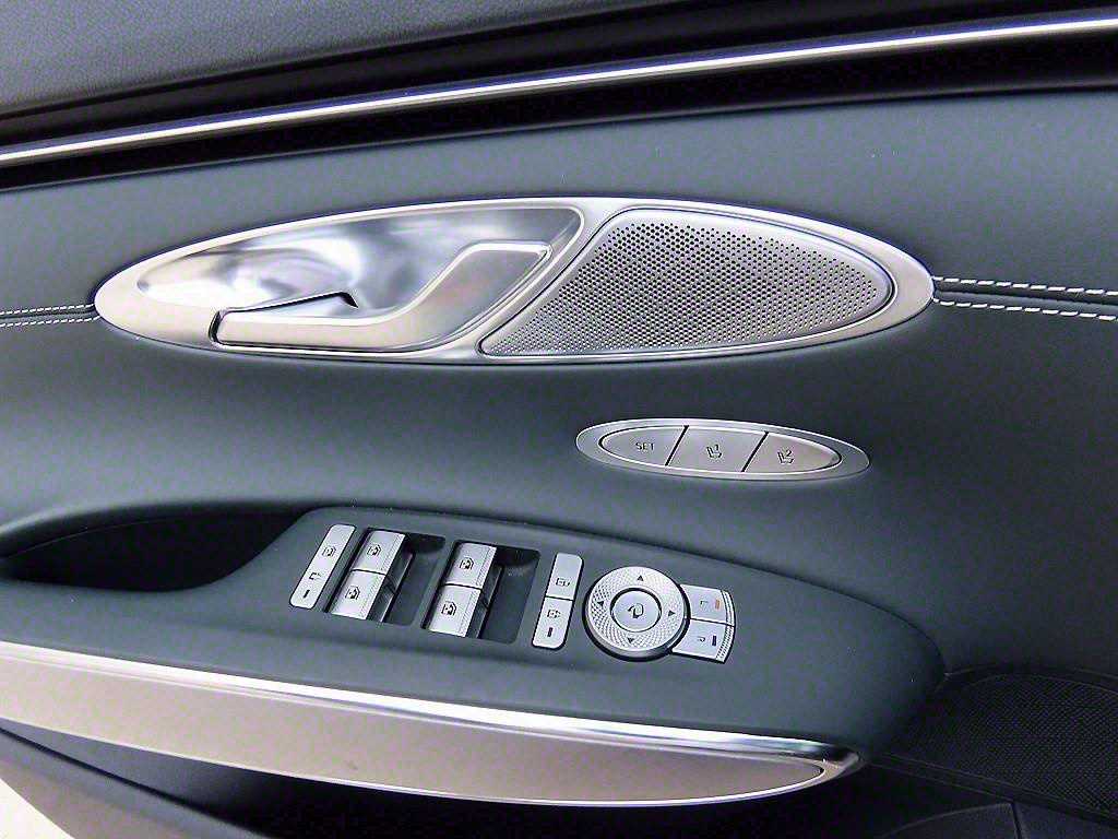 Genesis GV70 — photo 12