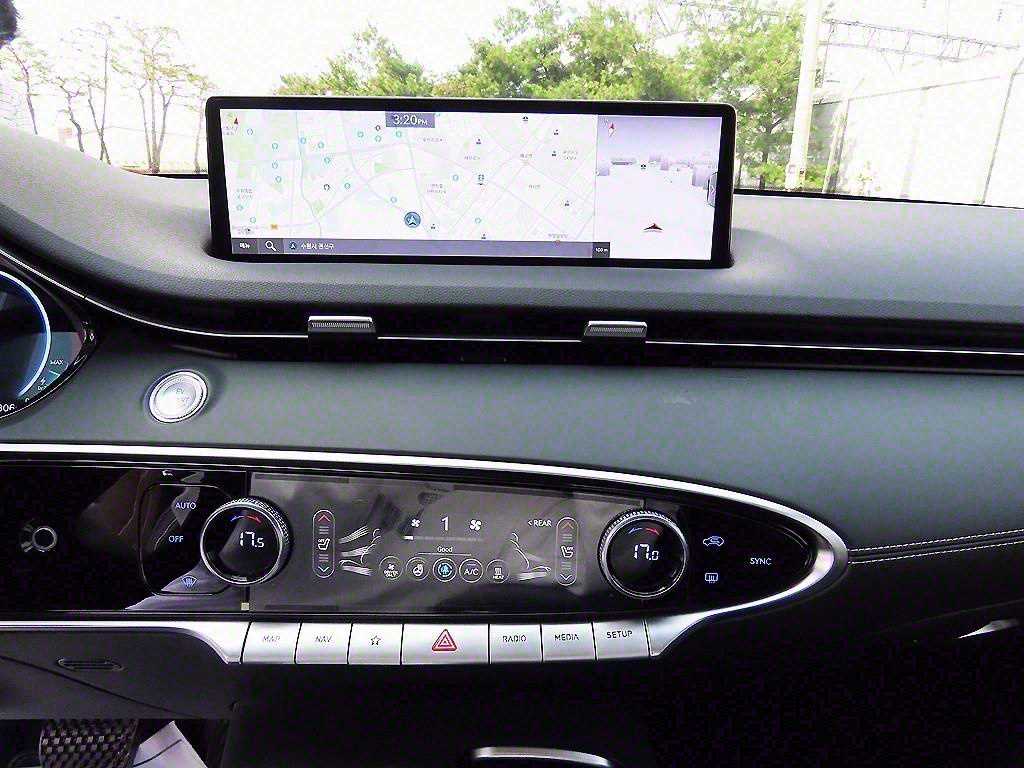 Genesis GV70 — photo 13