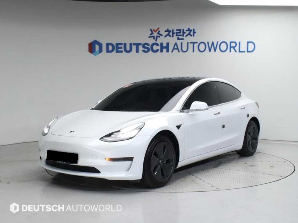 Tesla Model 3 — photo 01