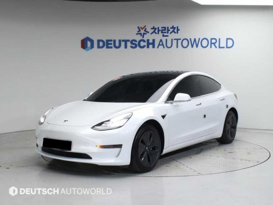 Tesla Model 3 — photo 01