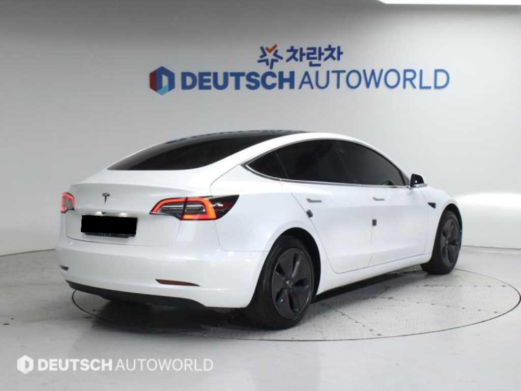 Tesla Model 3 — photo 02