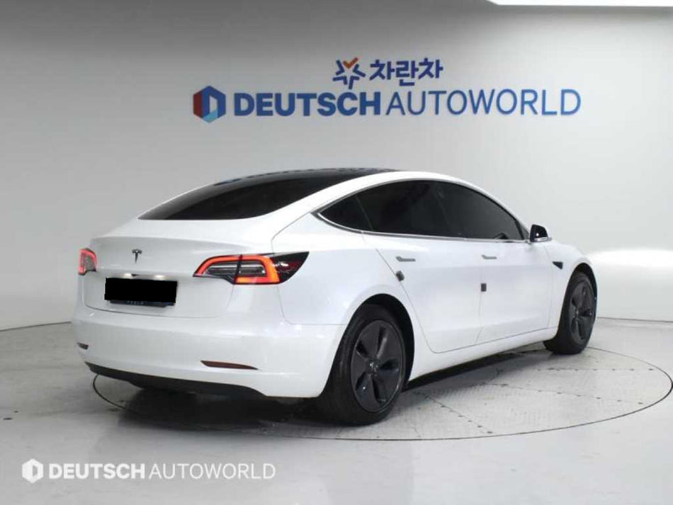 Tesla Model 3 — photo 02