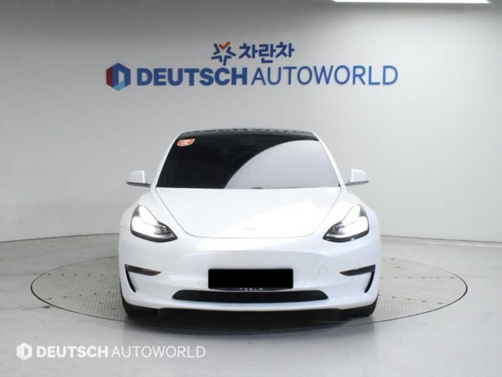 Tesla Model 3 — photo 03