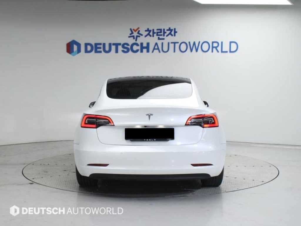 Tesla Model 3 — photo 04