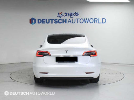 Tesla Model 3 — photo 04