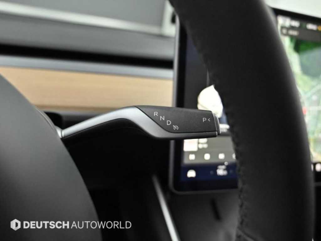 Tesla Model 3 — photo 09