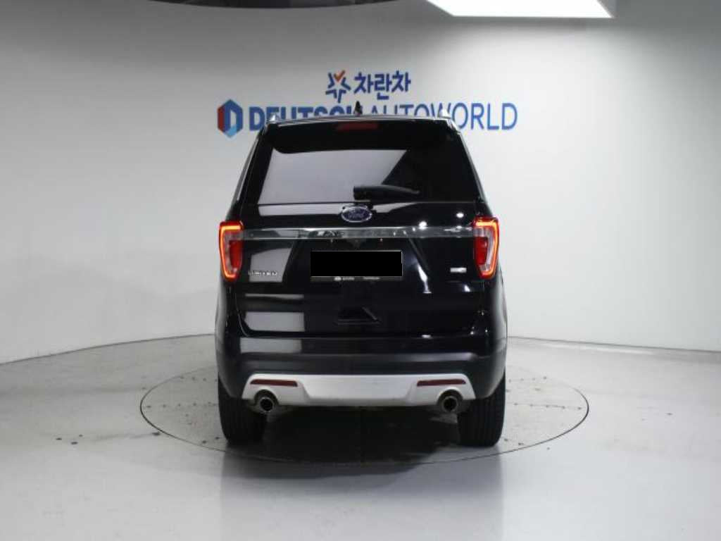 Ford Explorer — photo 04