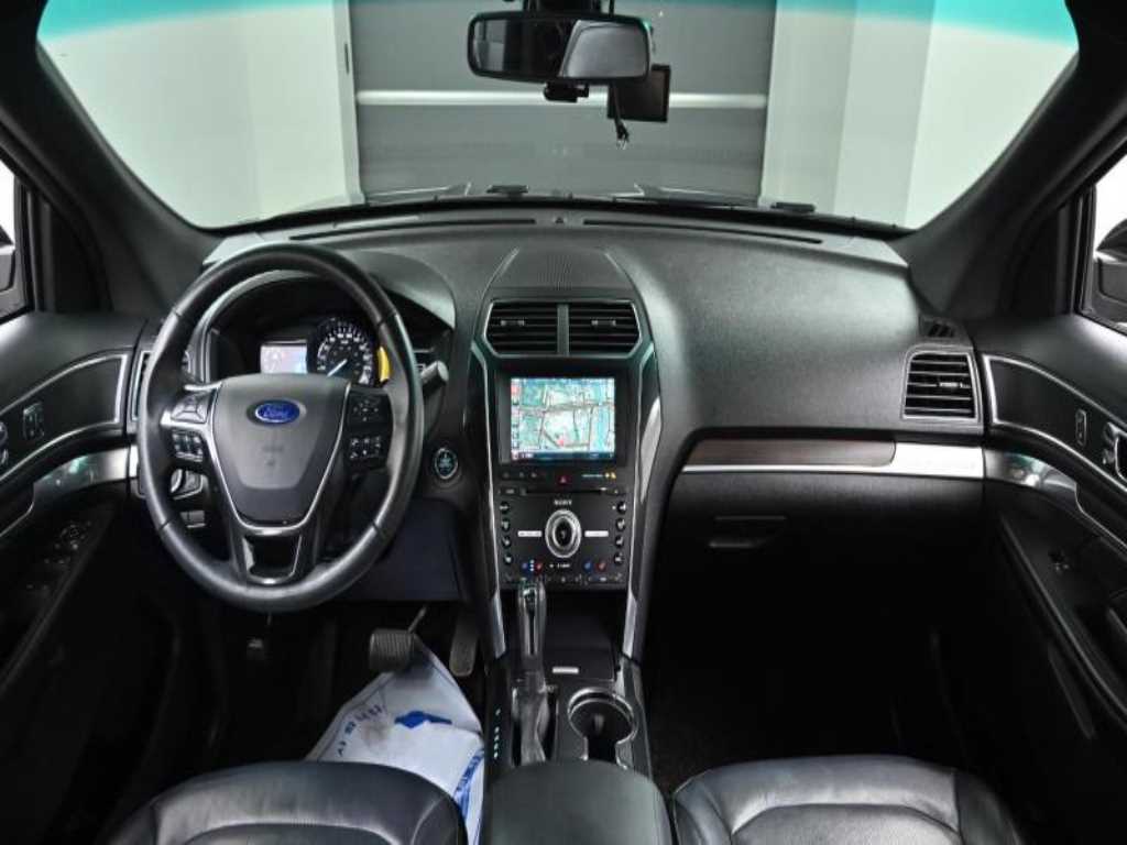 Ford Explorer — photo 07