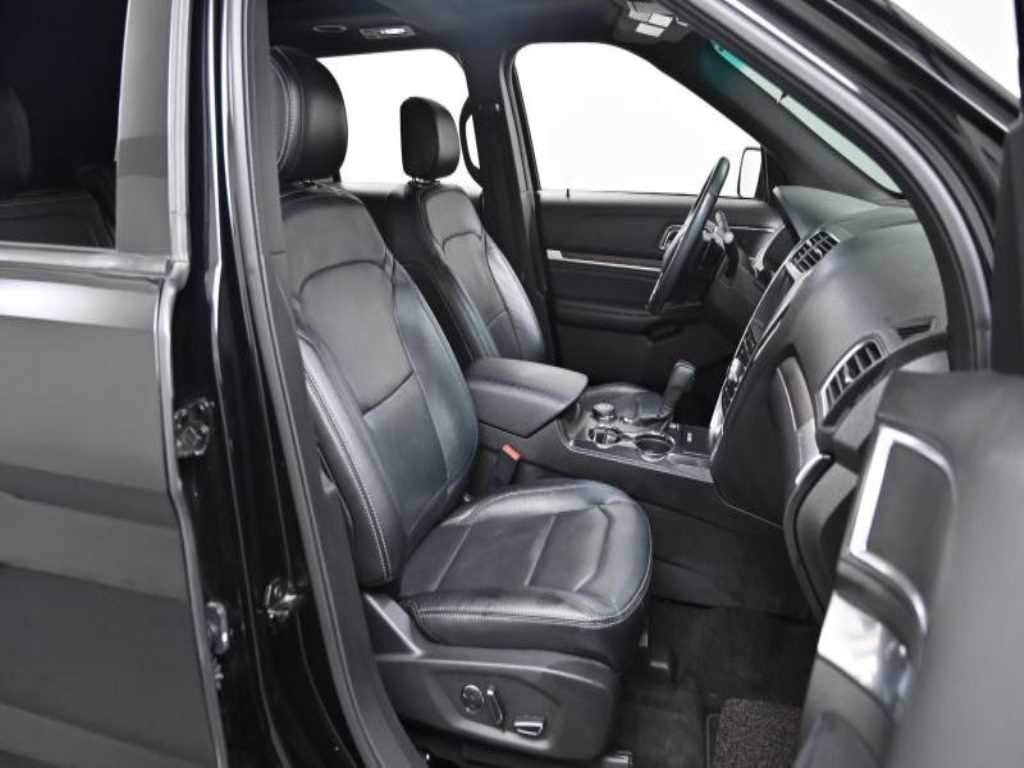 Ford Explorer — photo 10