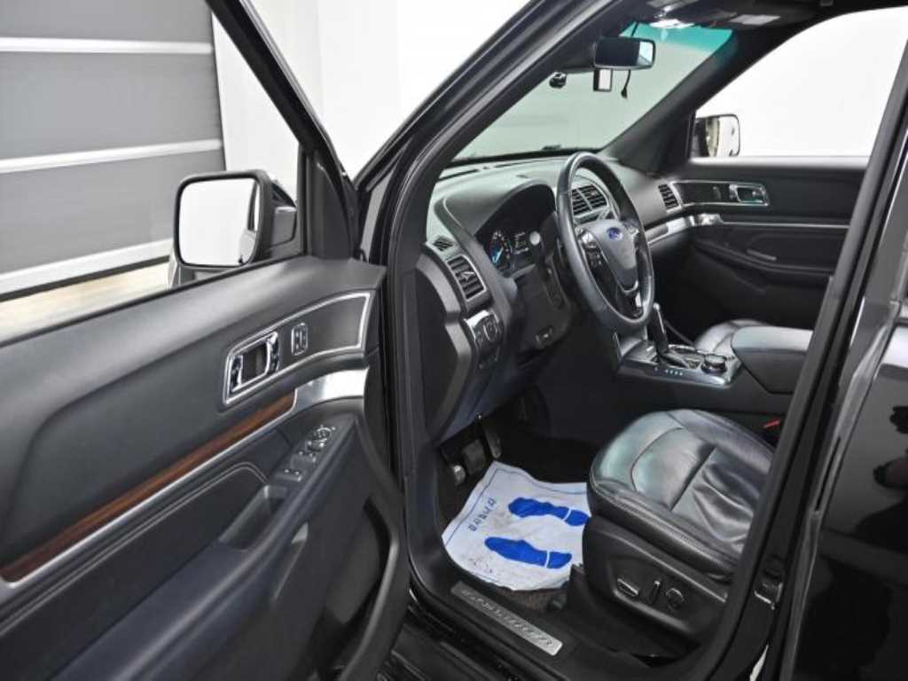 Ford Explorer — photo 11