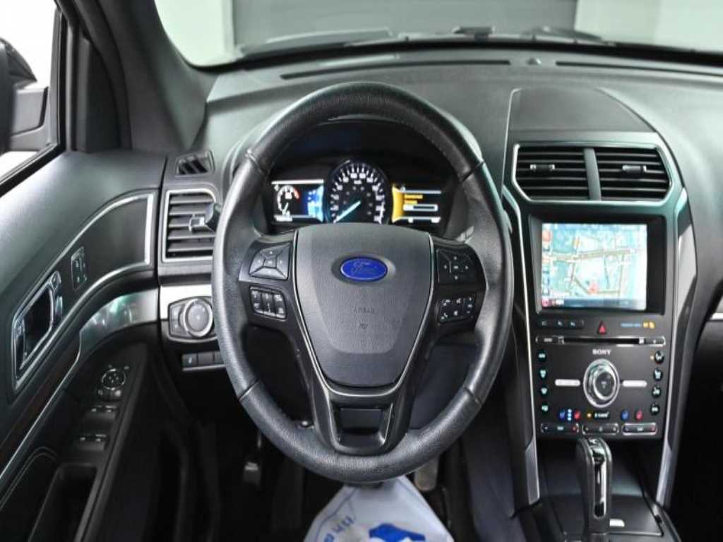 Ford Explorer — photo 13