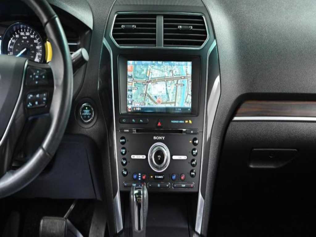 Ford Explorer — photo 14
