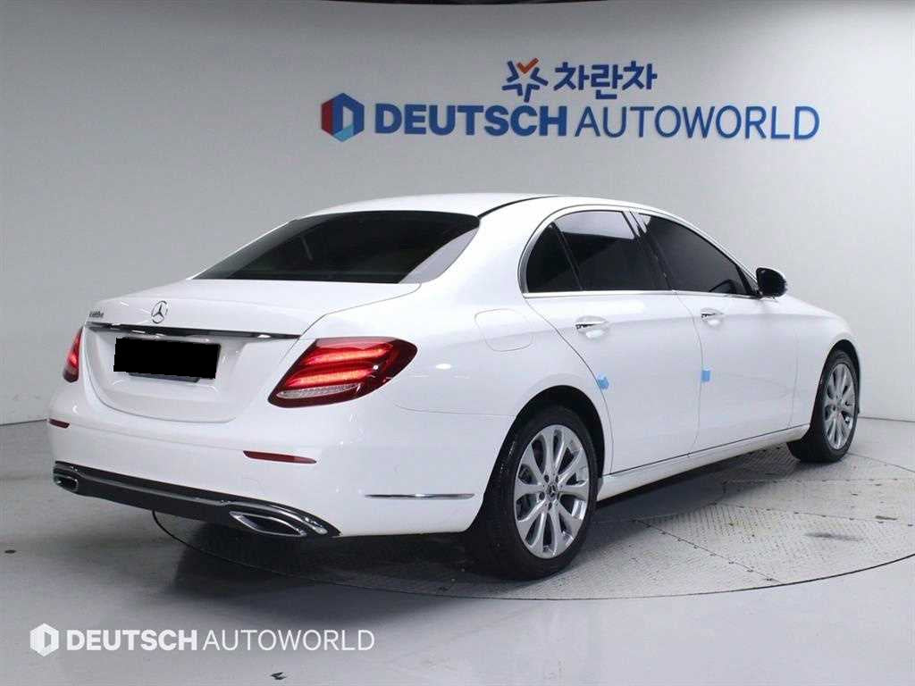 Mercedes-Benz E-Class — photo 02