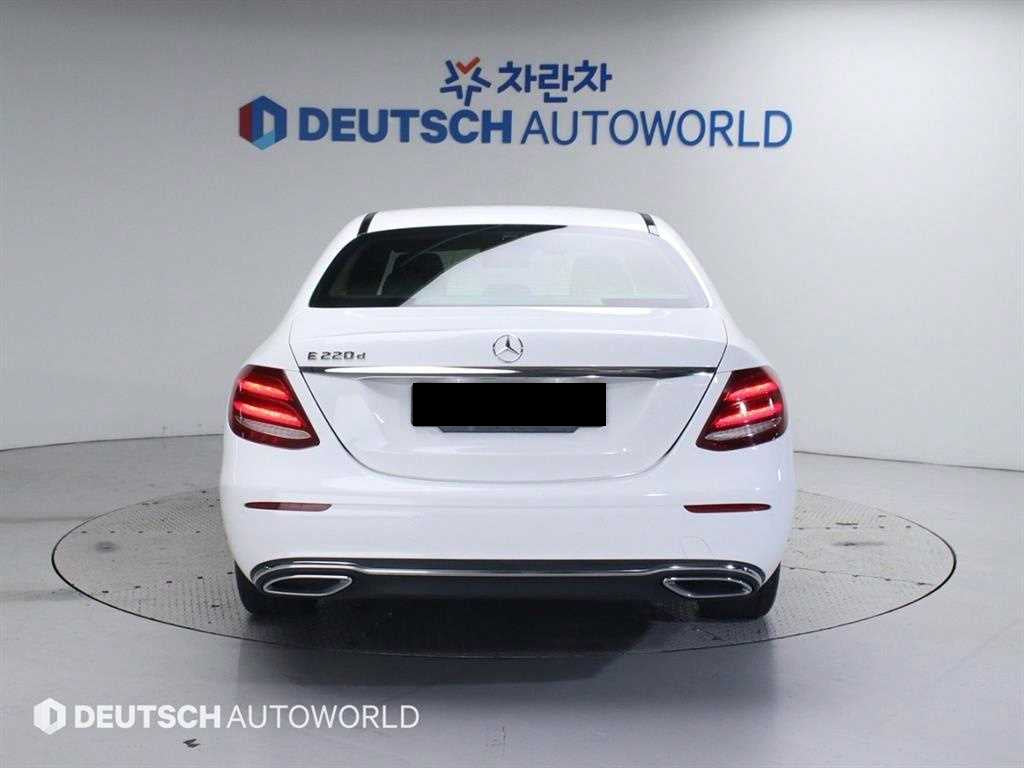Mercedes-Benz E-Class — photo 04