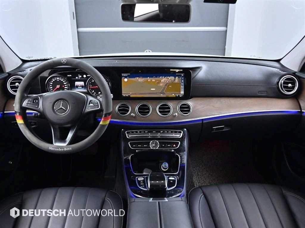 Mercedes-Benz E-Class — photo 07