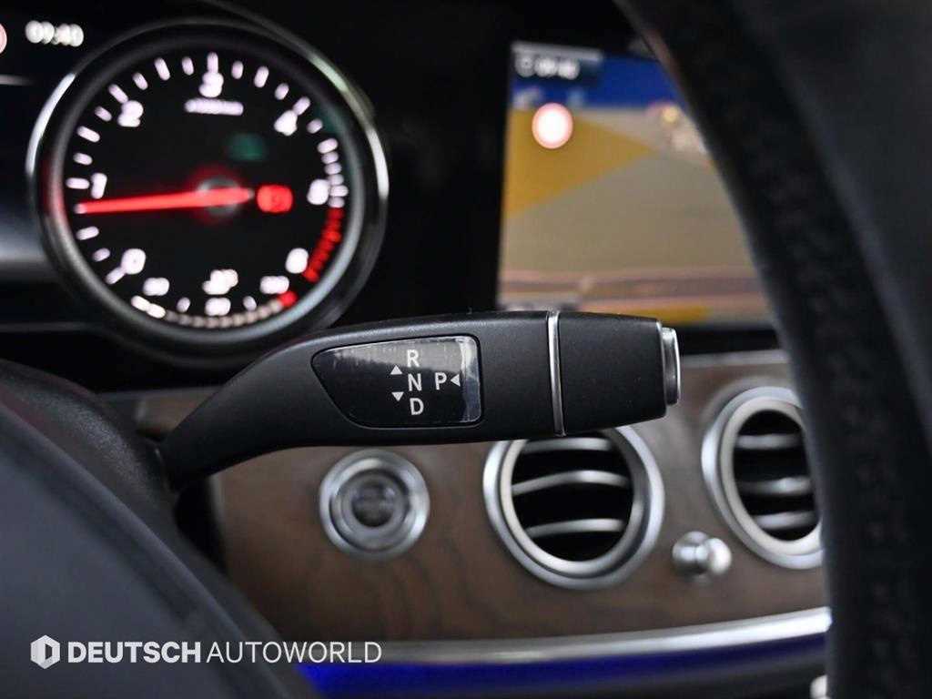 Mercedes-Benz E-Class — photo 09